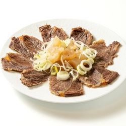 スユック＋トガニ（蒸し牛肉とアキレス蒸し）